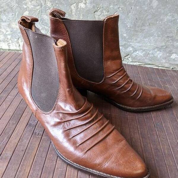 Classic brown pleated Chelsea boots