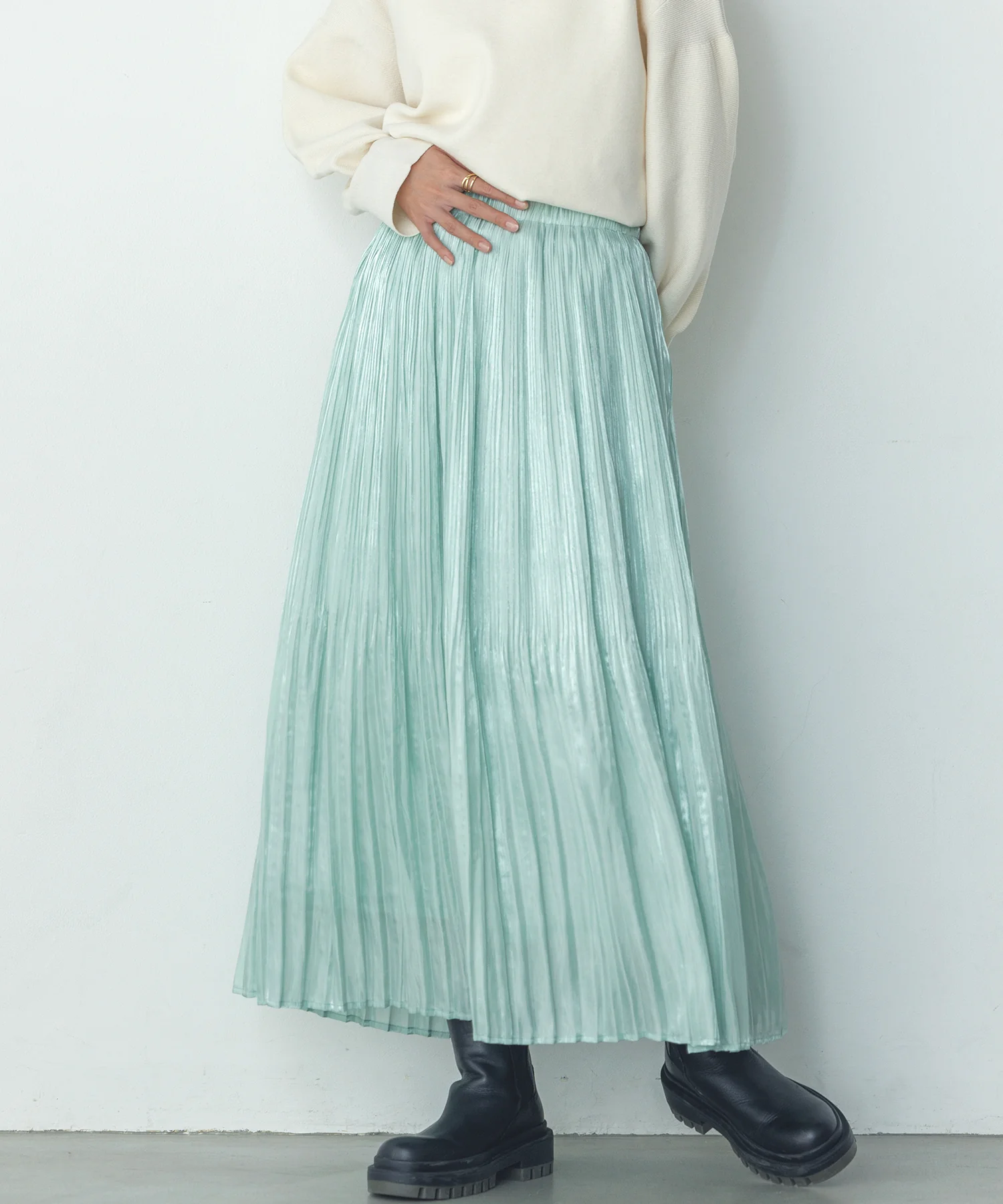 サテンランダムプリーツスカート