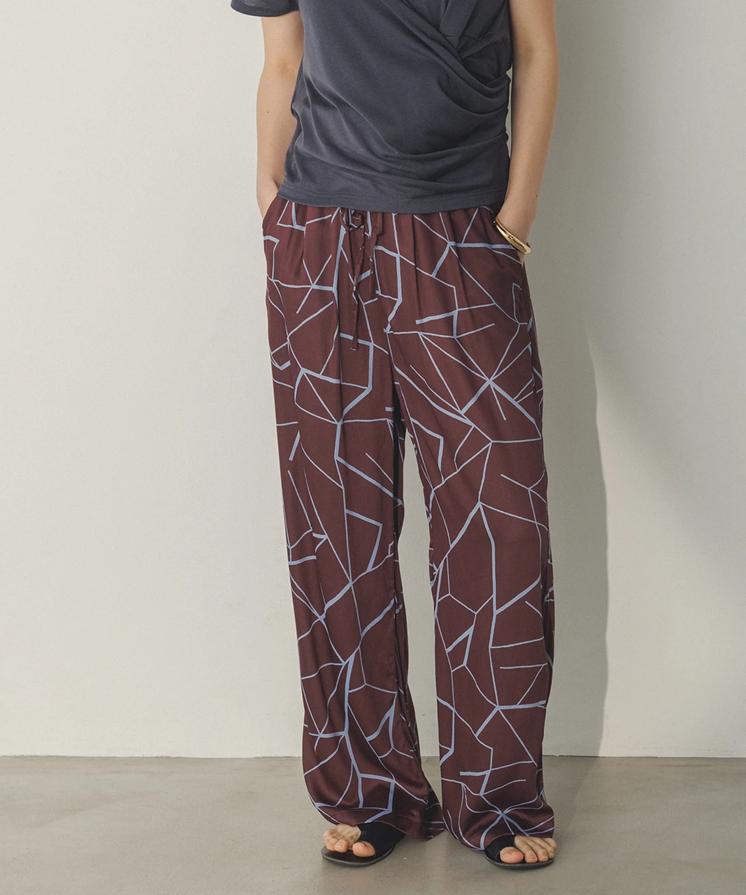 ビスコースサテン プリント タックストレートパンツ