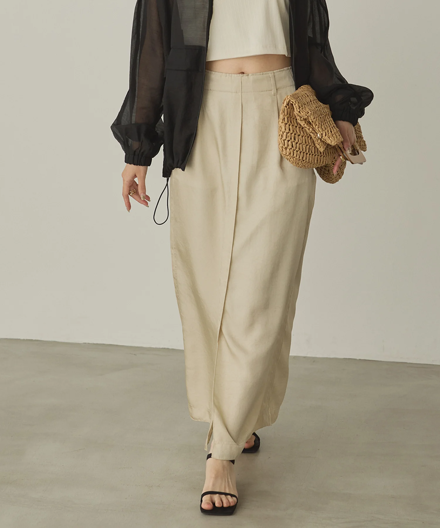 サテン セミフレアスカート