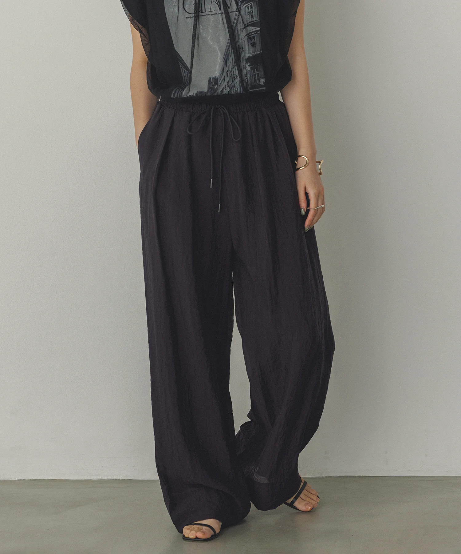 ツヤシアー ストレートパンツ