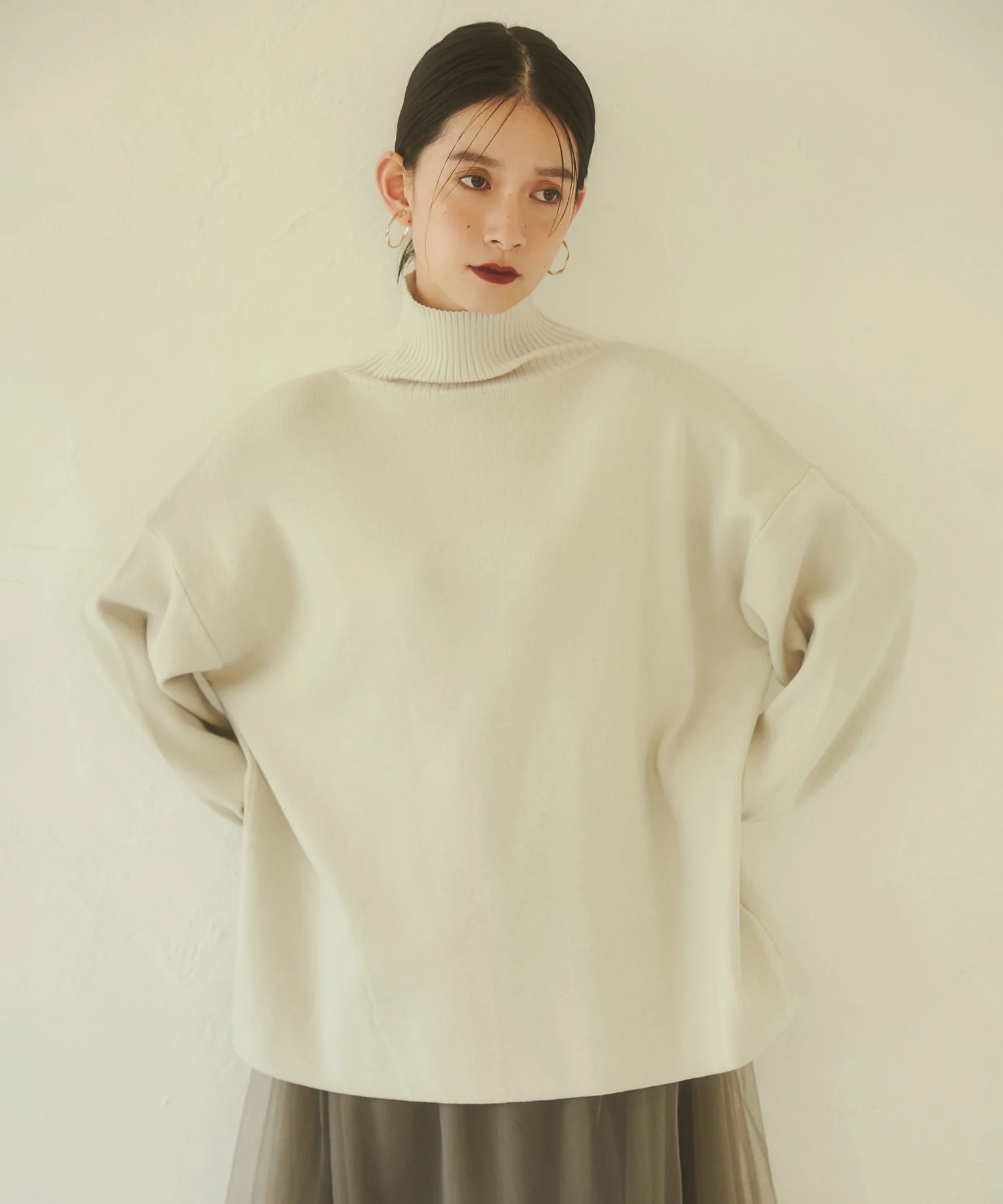 【静電気防止】やわもちヤーン バックスリットハイネックニット