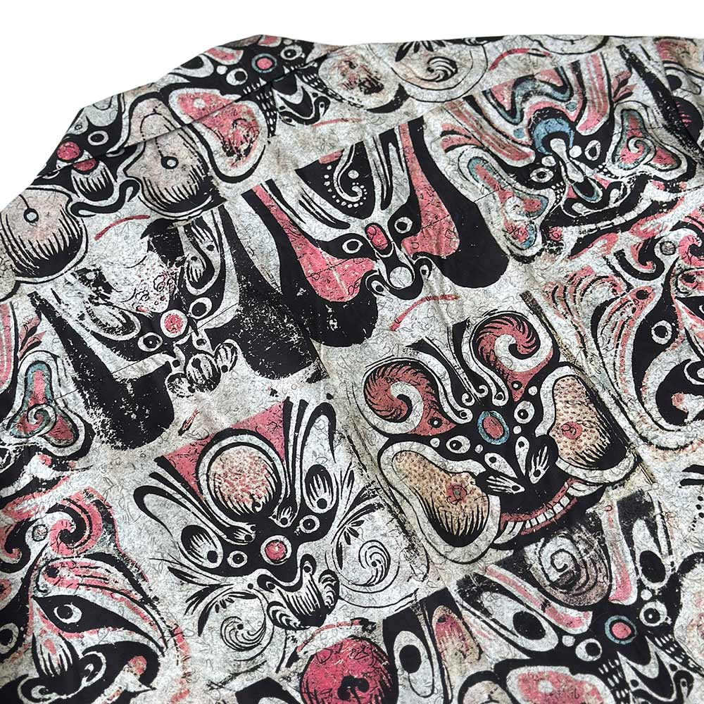 ユニークな臉譜柄開襟アロハシャツ