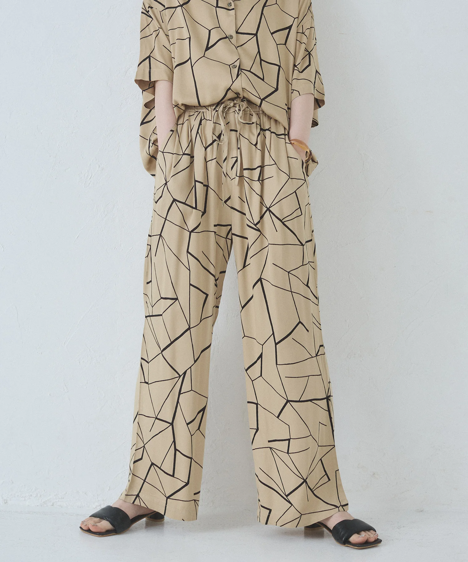 ビスコースサテン プリント タックストレートパンツ