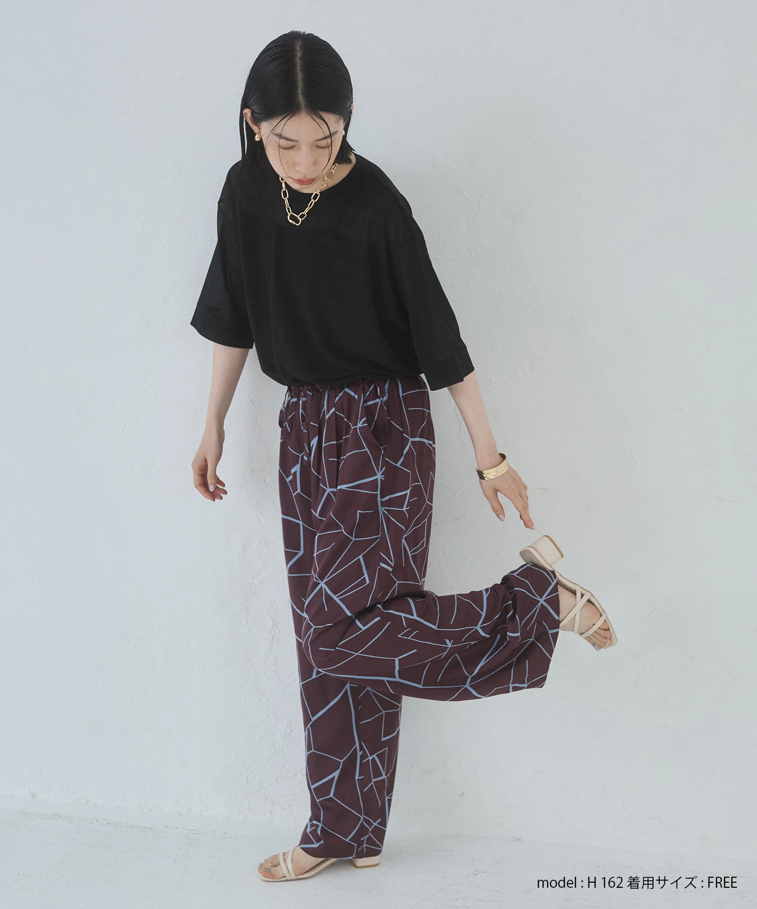 ビスコースサテン プリント タックストレートパンツ