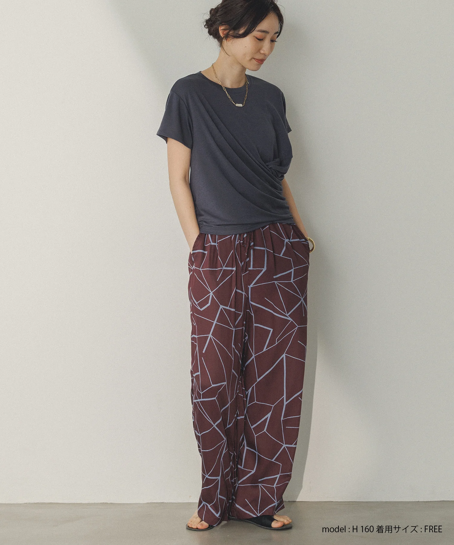 ビスコースサテン プリント タックストレートパンツ