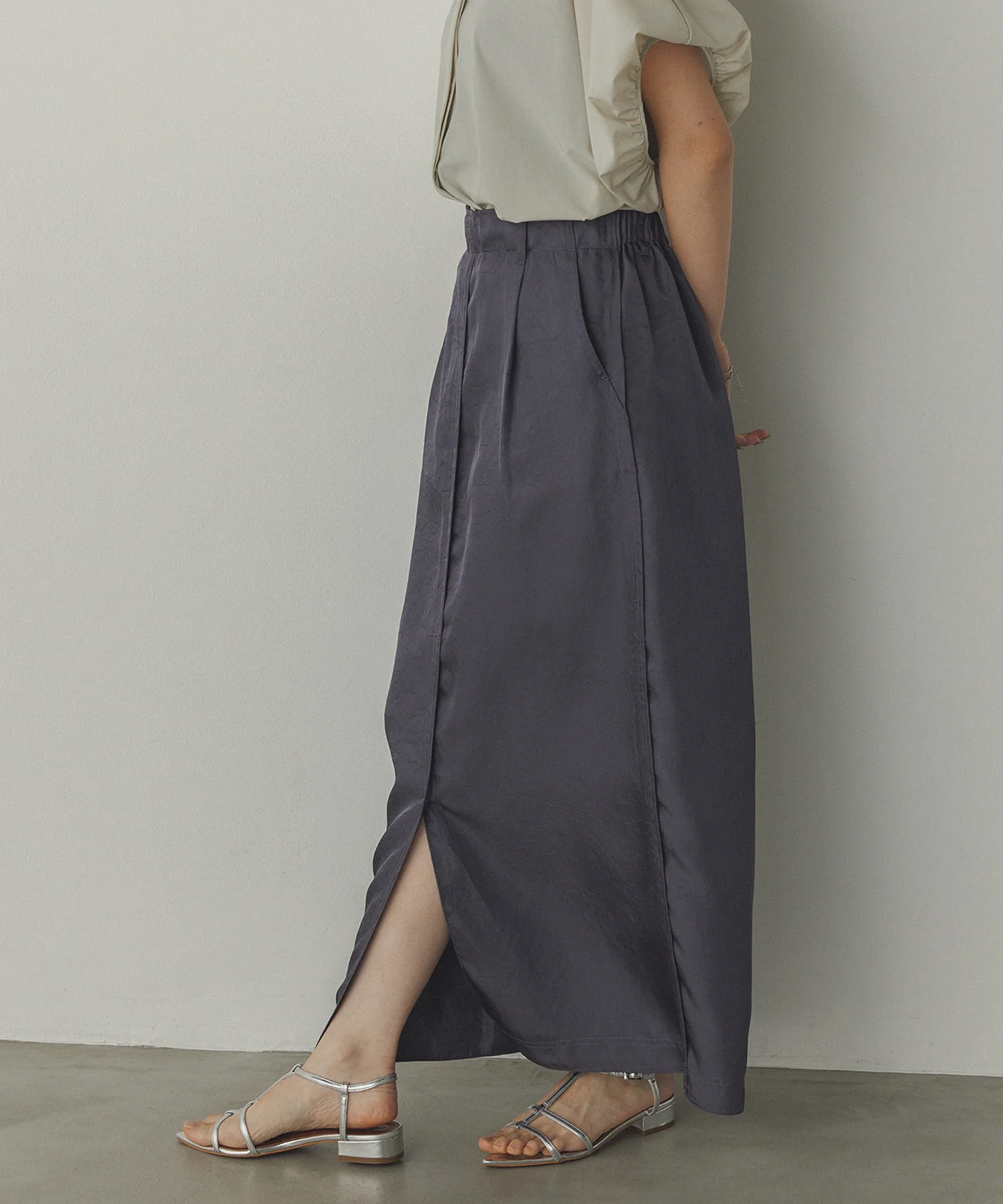 サテン セミフレアスカート