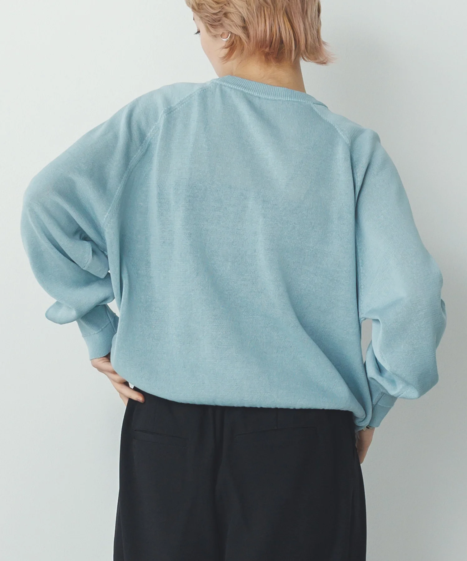 ペーパーライクシアー ロゴプリントニット