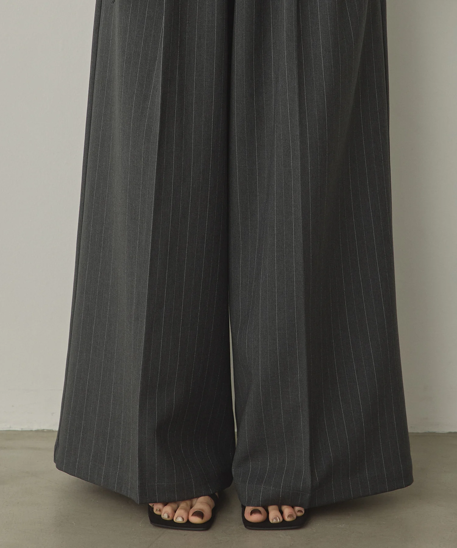 ツイルストライプ タックワイドパンツ