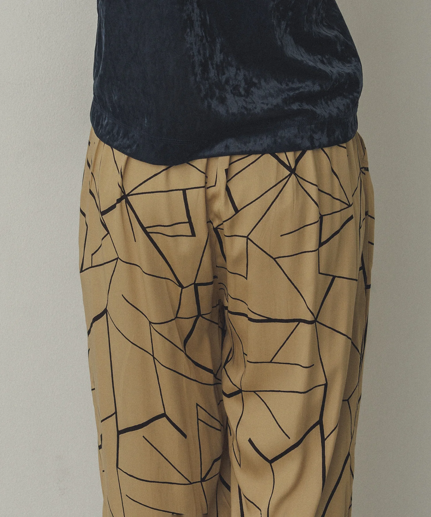 ビスコースサテン プリント タックストレートパンツ