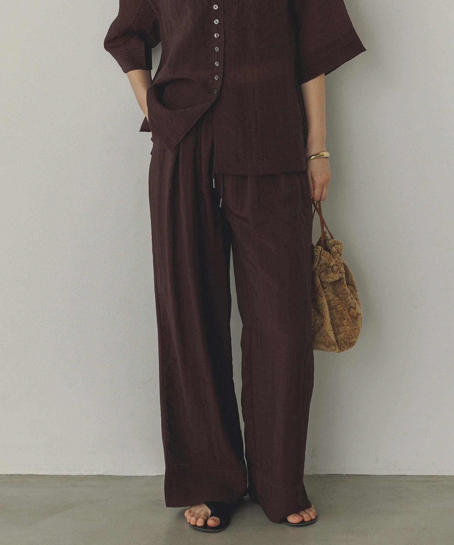 ツヤシアー ストレートパンツ