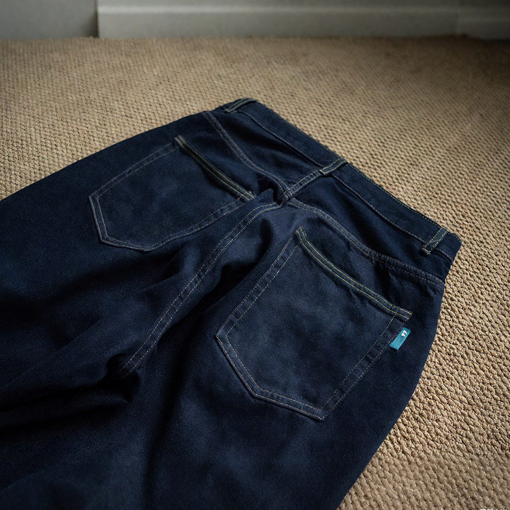 色落ちしにくいスラッシュカットジーンズ