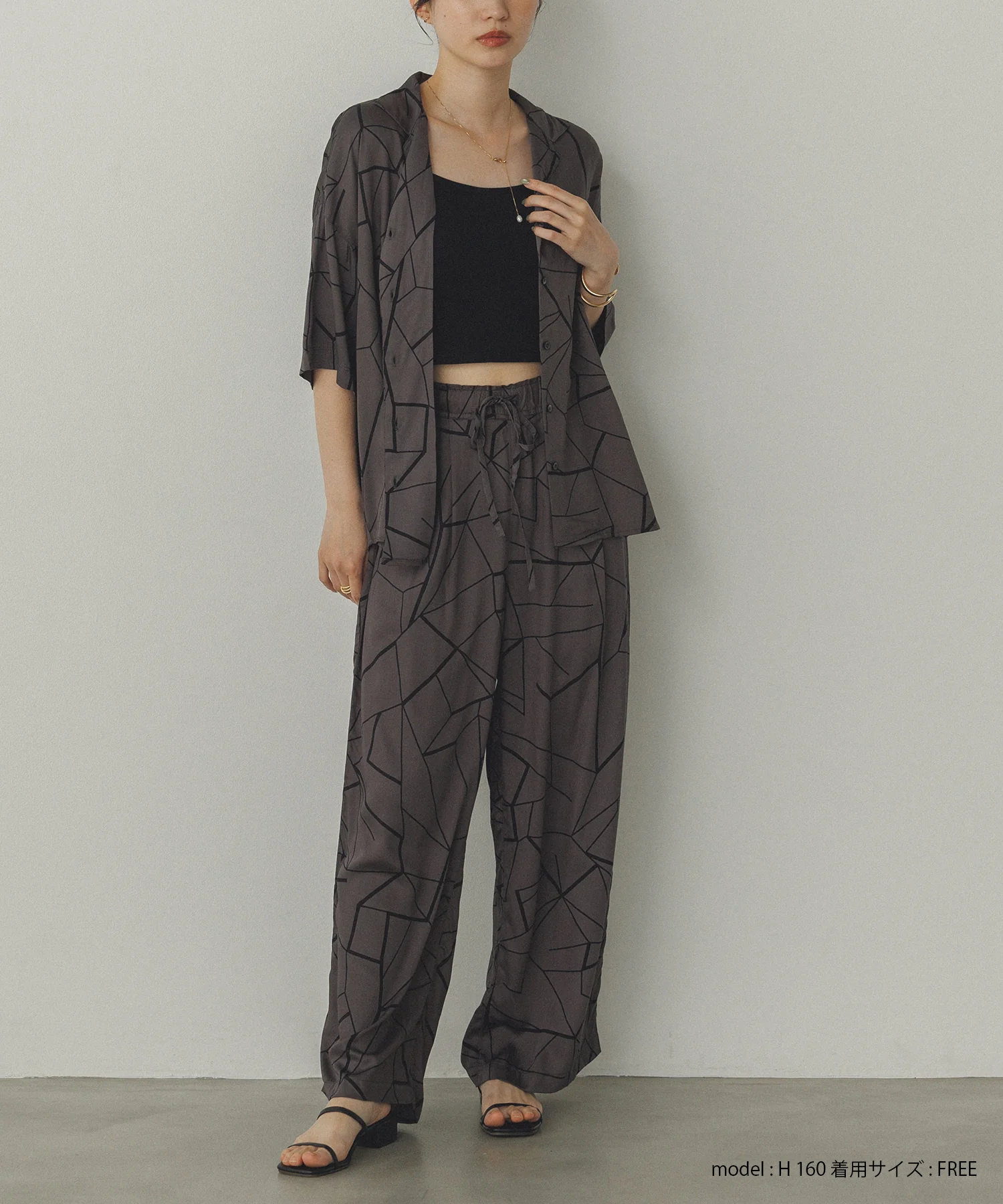 ビスコースサテン プリント タックストレートパンツ