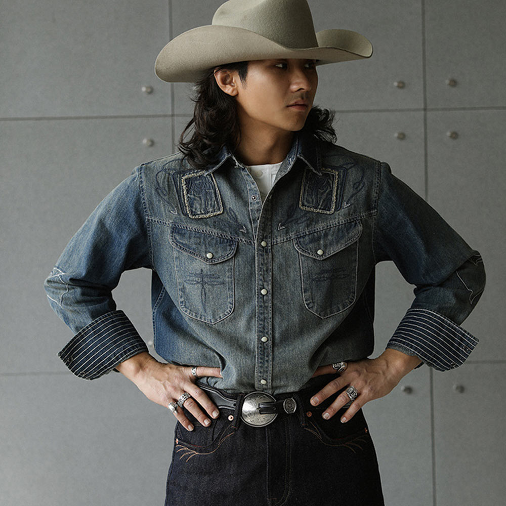 ジョーカーデビルカード　刺繍入り黄土ウォッシュデニムシャツ